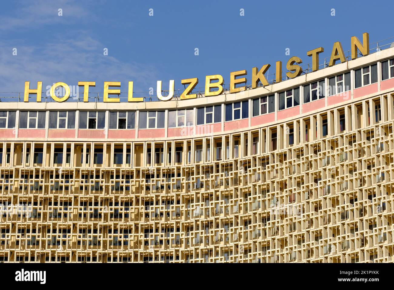 Taskent Usbekistan - das Wahrzeichen Hotel Usbekistan in der Stadt Cenre im sowjetischen Baustil im August 2022 gesehen gebaut Stockfoto