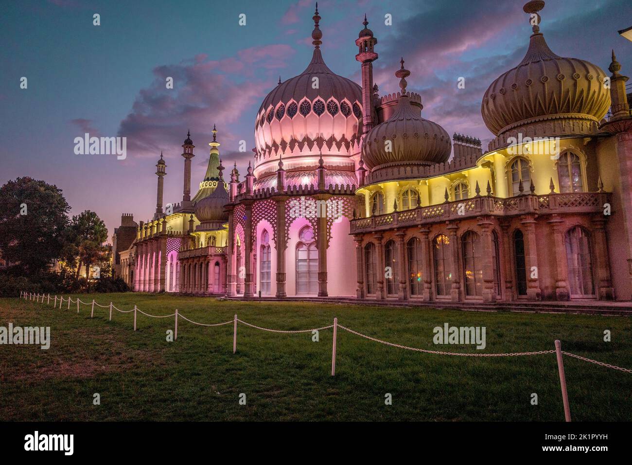 Brighton, 18. 2022. September: Brighton Pavilion leuchtet in Purpur, der Farbe, die mit der königlichen Familie verbunden ist, nach dem Tod Ihrer Majestät der Königin, o Stockfoto