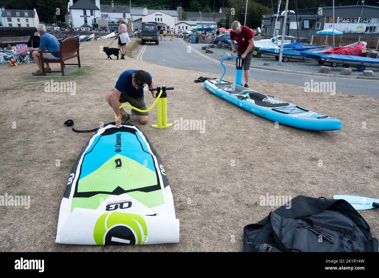 Wales, Pembrokeshire. Dale Village. Ein aufblasbares Paddle Board aufblasen Stockfoto