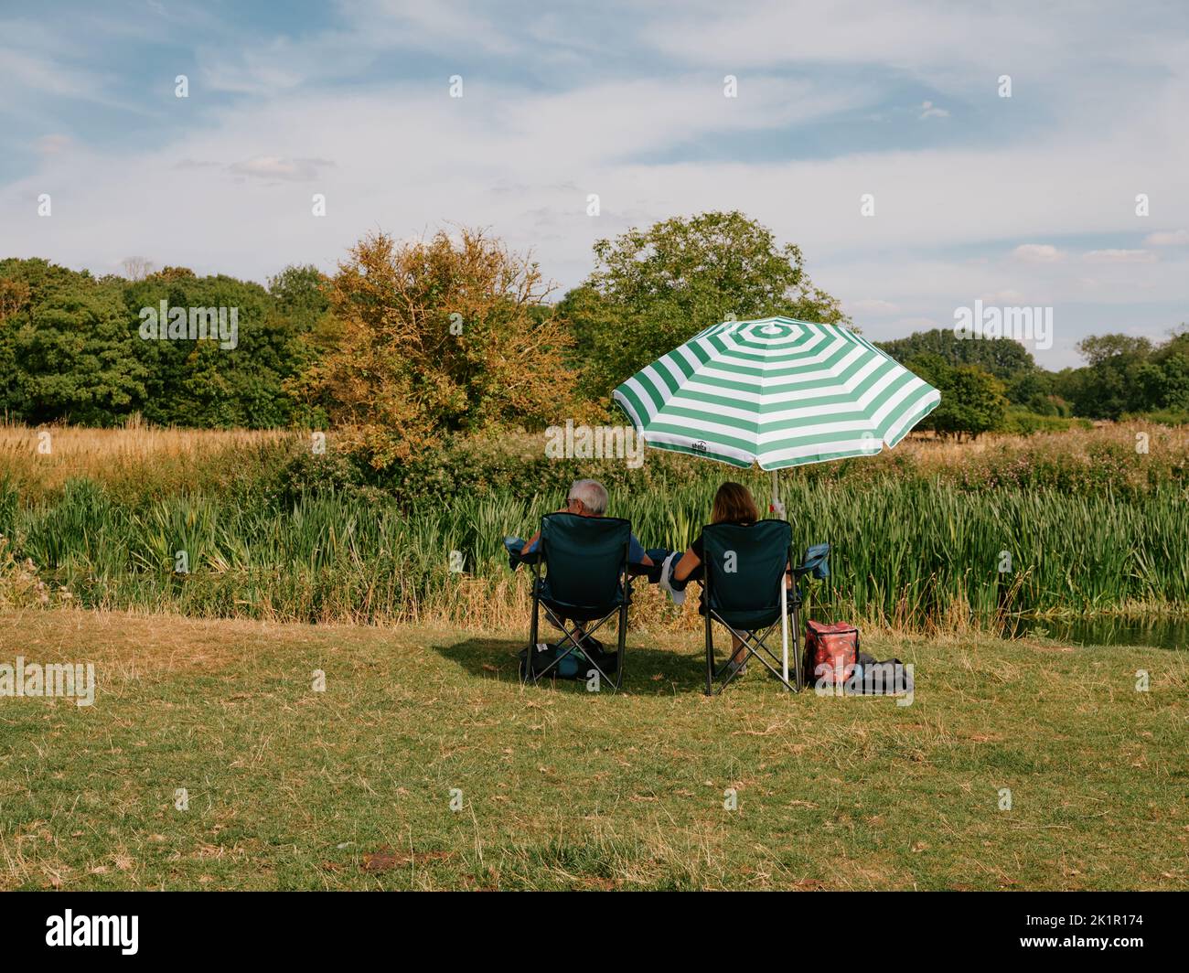 Sommerleben auf den Grantchester Meadows am Fluss Cam in Cambridge Cambridgeshire England Großbritannien - Sommer auf dem Land Menschen Stockfoto