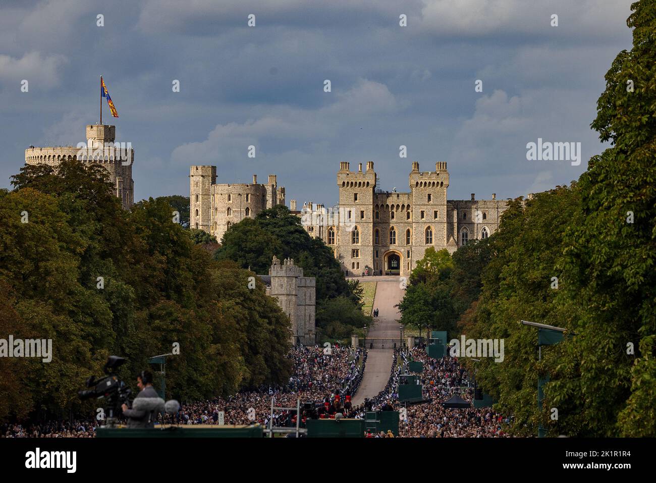 Die Königin kehrt zum letzten Mal nach dem Staatsfuneral in der Westminster Abbey in ihr geliebtes Haus Windsor Castle zurück. Riesige Menschenmengen säumten den langen Spaziergang, um sich von Ihrer Majestät zu verabschieden, als der staatliche Leichenwagen langsam an ihnen vorbeiging. Stockfoto