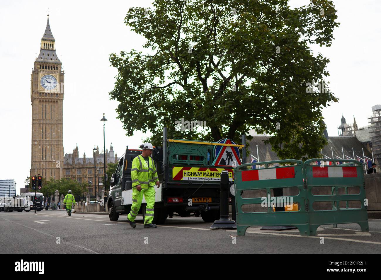 Nach der Beerdigung der britischen Königin Elizabeth am 20. September 2022 in London, Großbritannien, installieren Arbeiter Poller auf dem Parliament Square. REUTERS/Tom Nicholson Stockfoto