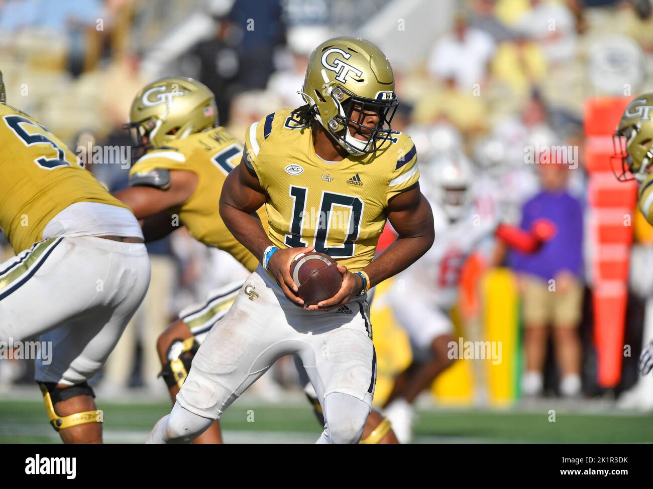 17. September 2022: Georgia Tech Yellow Jackets Quarterback Jeff Sims bereitet sich darauf vor, im dritten Quartal eines NCAA-College-Fußballspiels gegen die Mississippi-Rebellen im Bobby Dodd Stadium in Atlanta, GA, eine Hand abzuholen. Austin McAfee/CSM Stockfoto