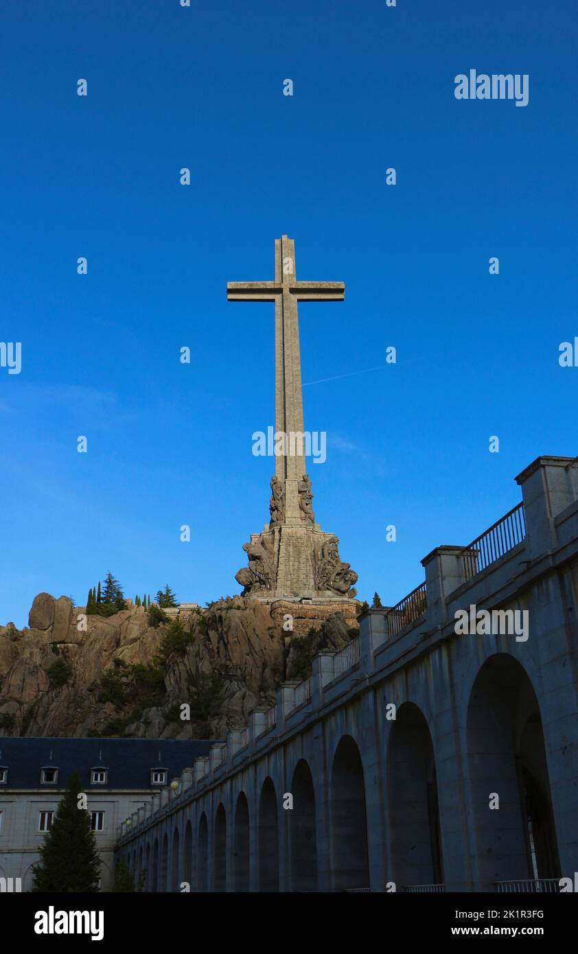 Valle de Los Caidos (Tal der Gefallenen) Rückansicht des Kreuzes mit Klostergebäuden in starkem Sonnenlicht Madrid Spanien Stockfoto