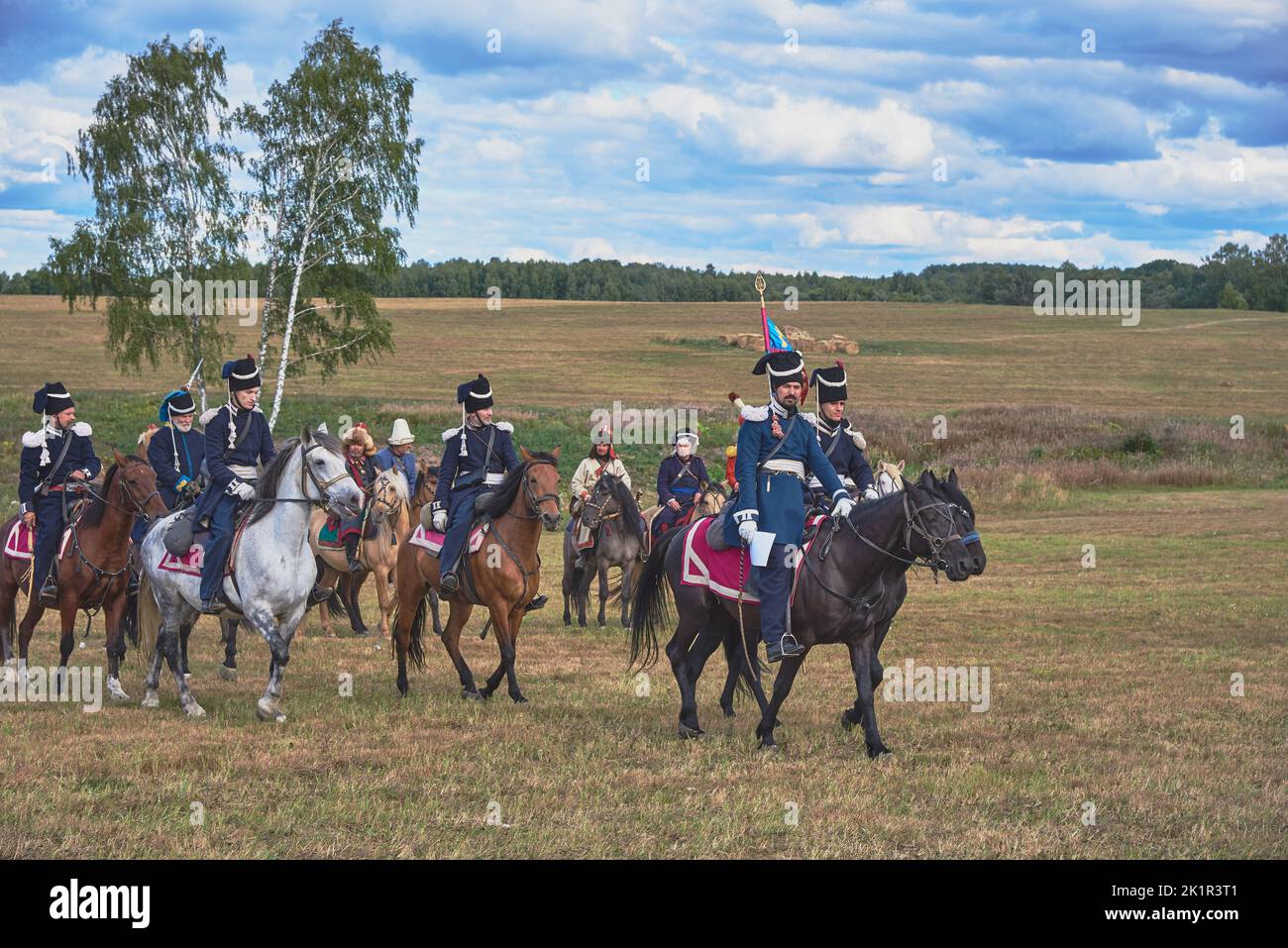 Rekonstruktion der Schlacht von 1812 auf dem Borodino-Feld. Die Menschen ziehen die Kostüme der russischen und französischen Armeen des 19.. Jahrhunderts an. Stockfoto