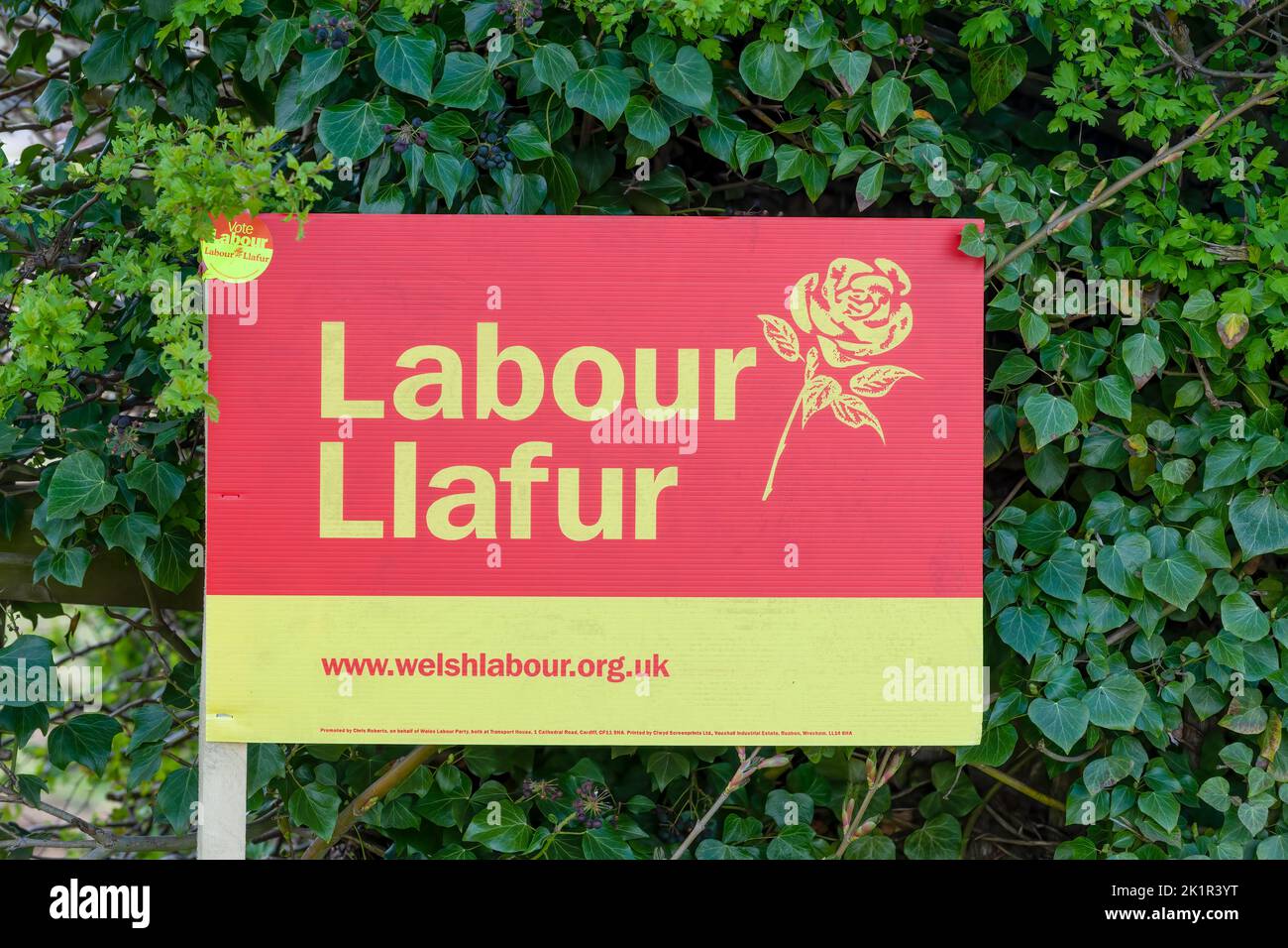 Ein Zeichen, das die Unterstützung der Walisischen Labour Party (Llafur) in Llandudno, Nordwales, Großbritannien, während einer Parlamentswahl einholt Stockfoto