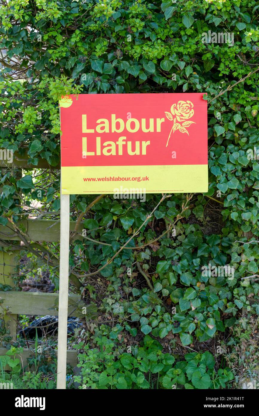 Ein Zeichen, das die Unterstützung der Walisischen Labour Party (Llafur) in Llandudno, Nordwales, Großbritannien, während einer Parlamentswahl einholt Stockfoto