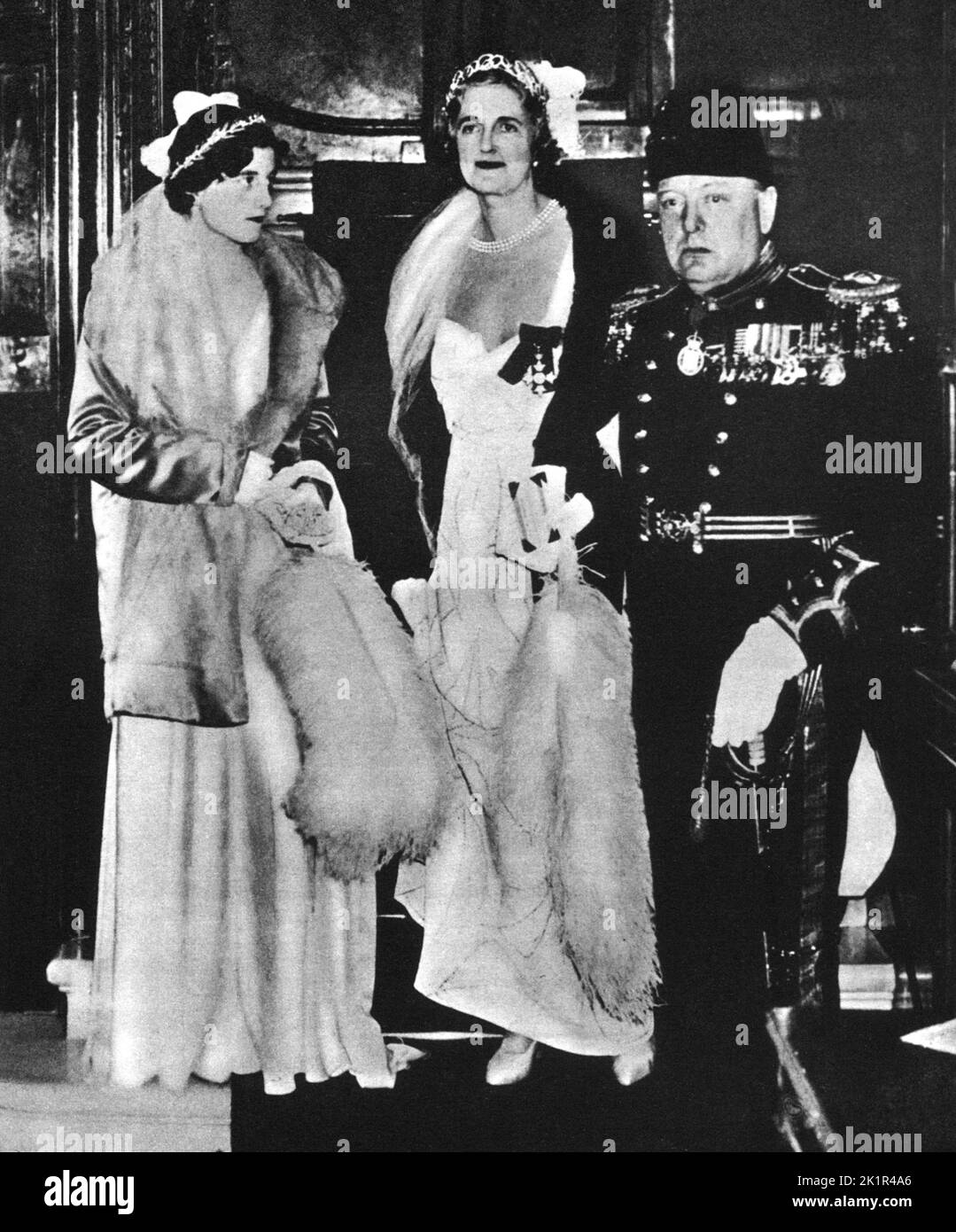 Winston Churchill mit seiner Frau Clementine und seiner Tochter Sarah ging zu einem Empfang im Buckingham Palace. May11. 1933 Stockfoto