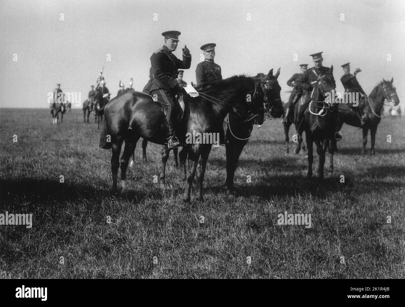 Winston Churchill mit General Sir John French bei Manövern in der Salisbury Plain. 1912 Stockfoto