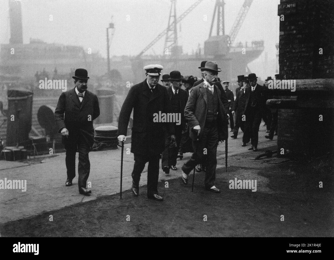 Winston Churchill als erster Lord der Admiralität besucht mit Lloyd George die Schiffswerft in Portsmouth. 1912 Stockfoto