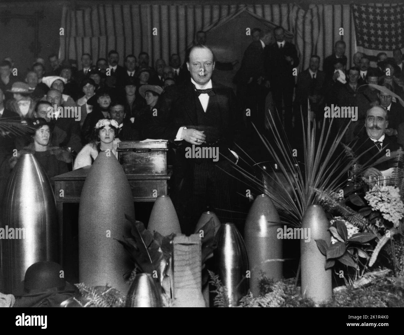Winston Churchill in einer Rüstungsfabrik. Enfield.1917 Stockfoto