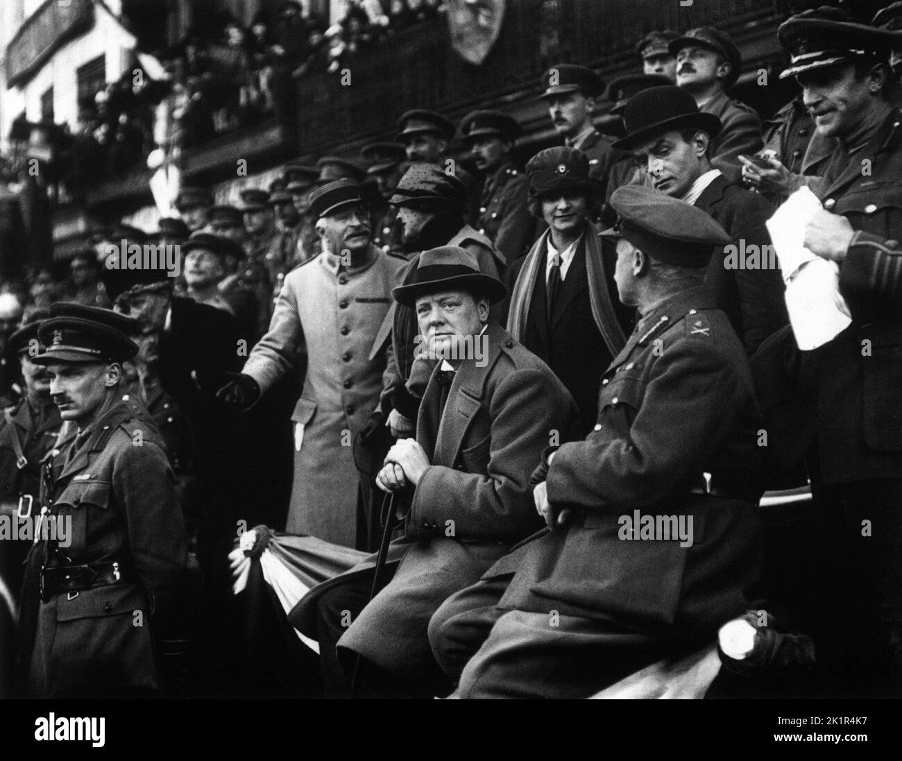 Churchill bei einer Militärparade in Lille, Frankreich. Hinter ihm in Melone, Privatsekretär Eddie Marsh. Vorne: Bernard Montgomery. 1928 Stockfoto