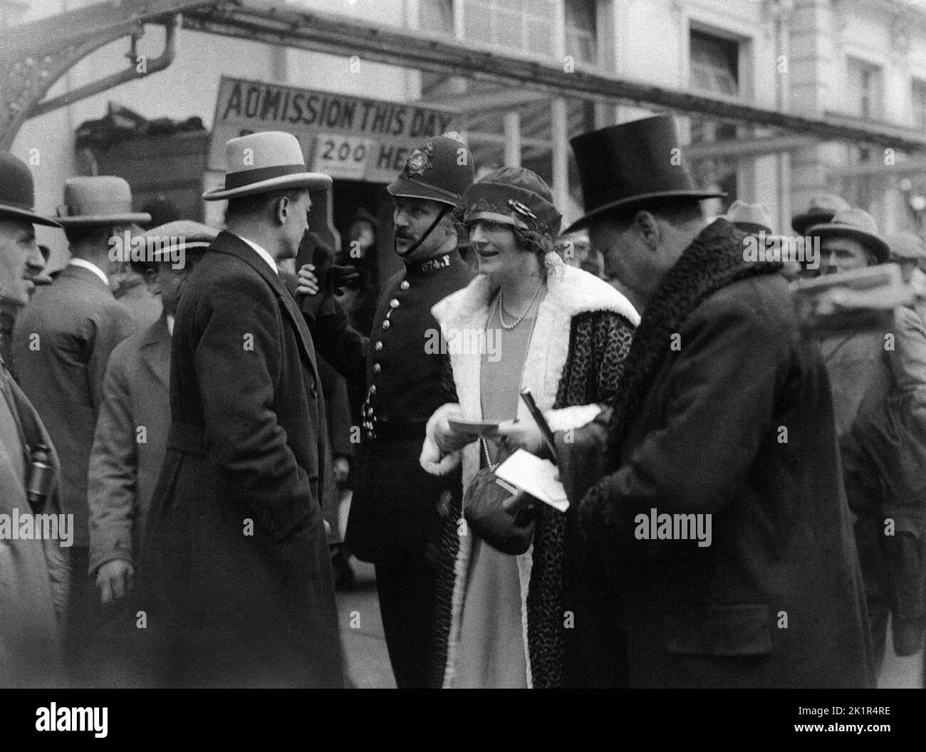 Winston Churchill mit seiner Frau Clementine beim Derby, Epsom 1923 Stockfoto