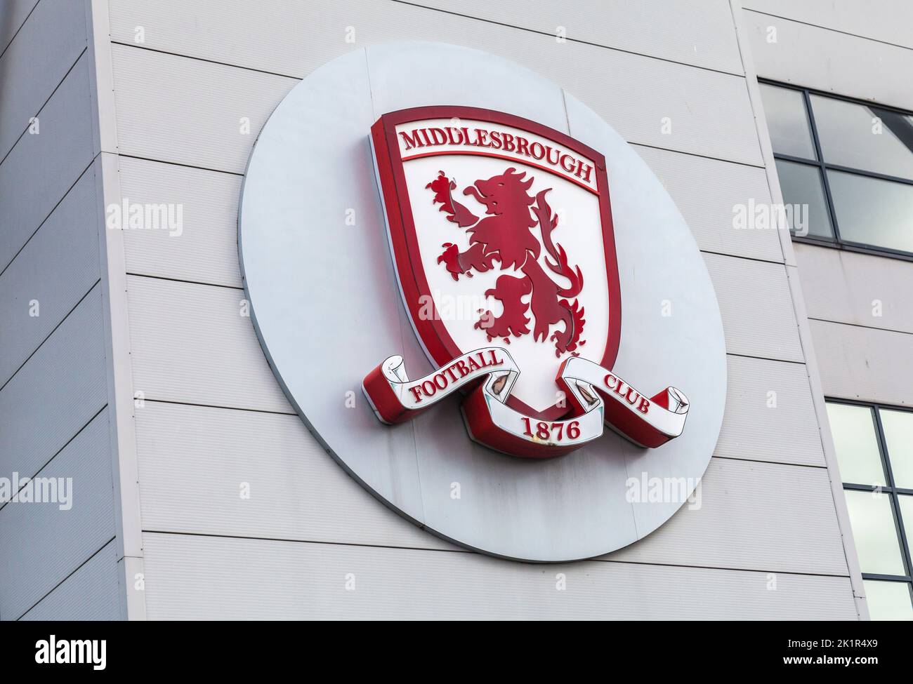 Das Riverside Stadium, Heimstadion des Middlesbrough Football Club, England, Großbritannien. Nahaufnahme des Vereinsabzeichens Stockfoto