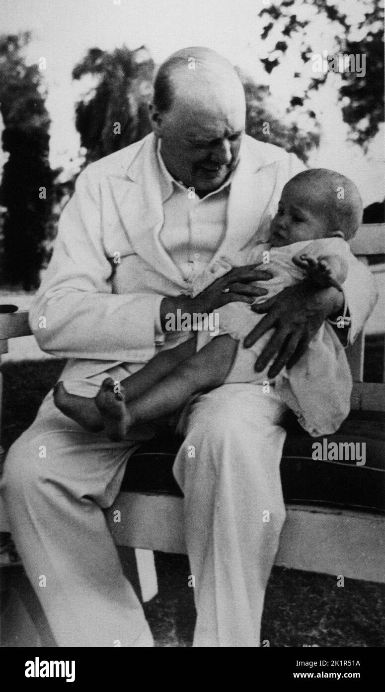 Winston Churchill mit dem kleinen Sohn von Sir Miles Lampson, dem britischen Botschafter in Ägypten. Embassy Gardens, Kairo, 1942 Stockfoto
