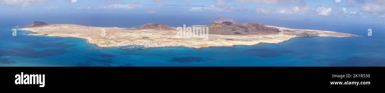 Panoramabild der Insel La Graciosa in der Nähe der Insel Lanzarote. High-Angle-Ansicht. Aus mehreren Bildern zusammenfügen Stockfoto