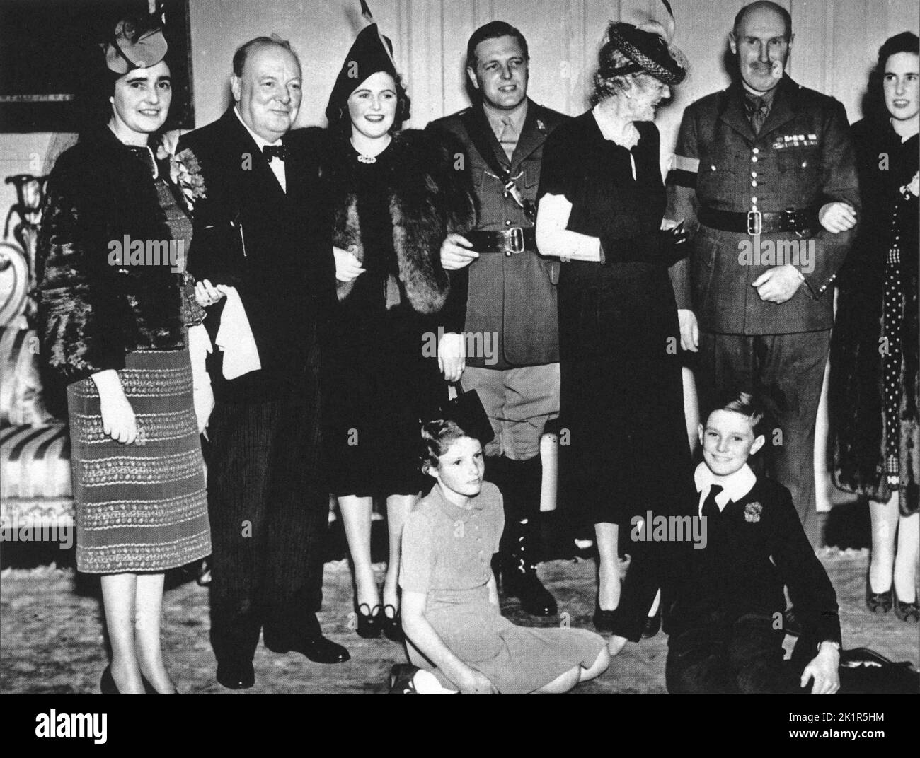 Winston Churchill bei der Hochzeit seines Sohnes Randolph mit Pamela Digby. 1939 Stockfoto