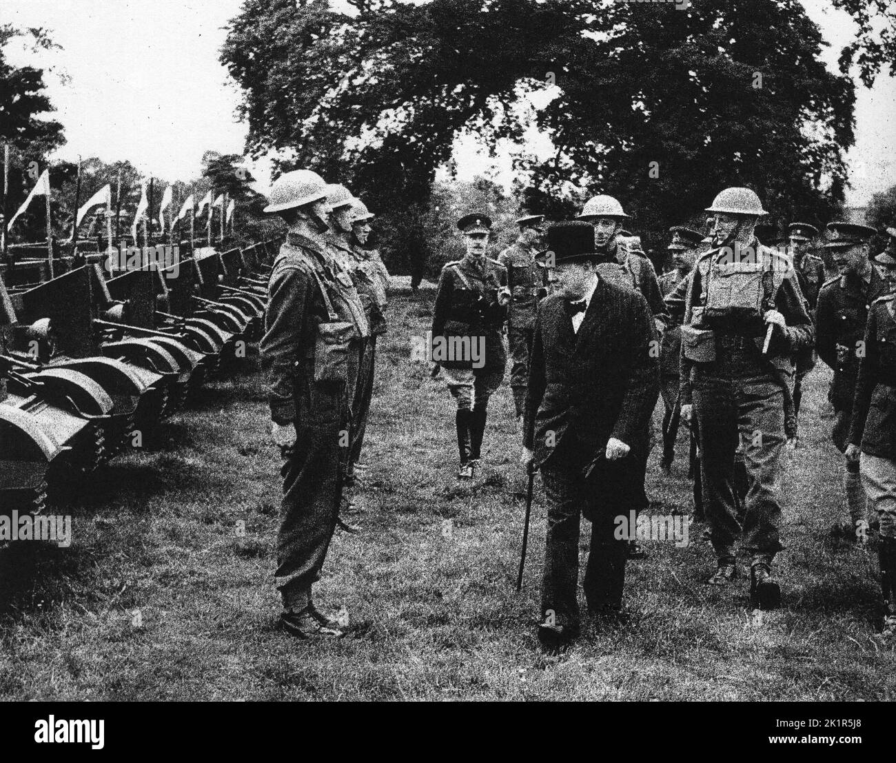 Winston Churchill inspiziert eine Einheit der Grenadier Guards in Caterham, Surrey. 1940 Stockfoto