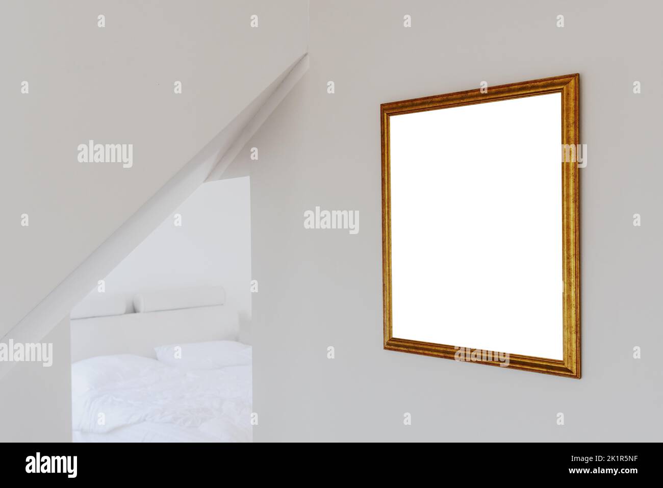 Leerer Mockup-Kopierraum in goldfarbenem Holzbildrahmen, der an der Schlafzimmerwand hängt, selektiver Fokus Stockfoto
