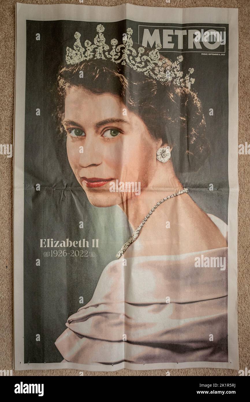 Brighton, 9. 2022. September: Die Titelseiten der Metro-Zeitung am Tag nach dem Tod von Königin Elzabeth II Stockfoto