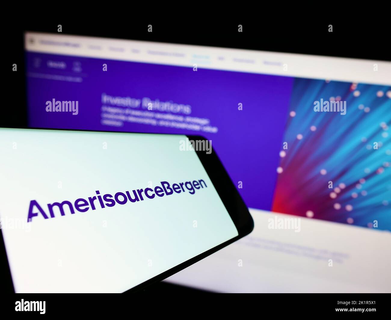 Smartphone mit Logo des US-amerikanischen Pharmakonzerns AmerisourceBergen Corporation auf dem Bildschirm vor der Website. Konzentrieren Sie sich auf die Mitte rechts des Telefondisplays. Stockfoto