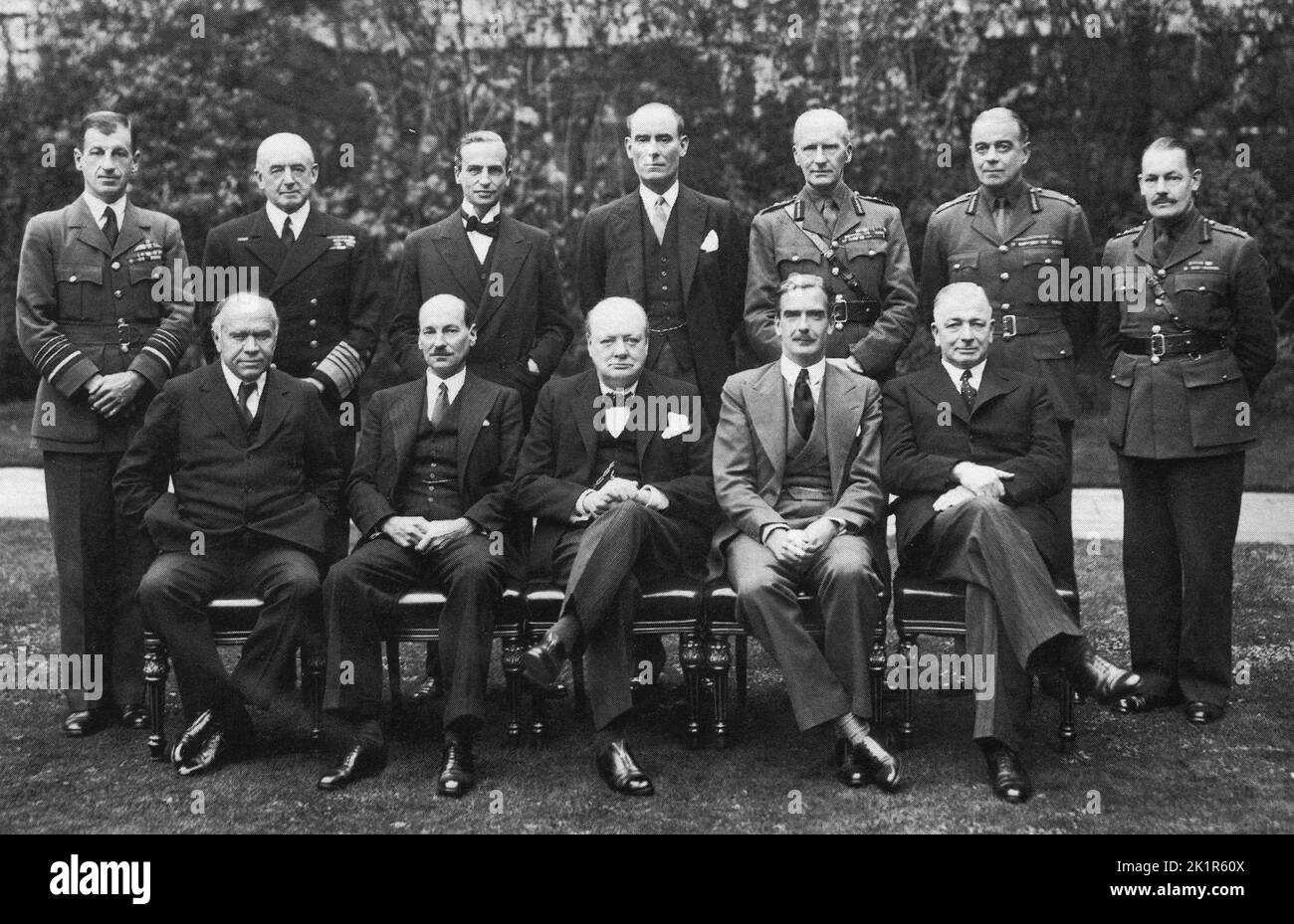 Churchills Verteidigungskomitee.1940. Oben: Portal, Pound, Sinclair, Margesson, Dill, Ismay, Hollis, unten: Beaverbrook, Atltlee, WSC, Eden, Alexander. Stockfoto