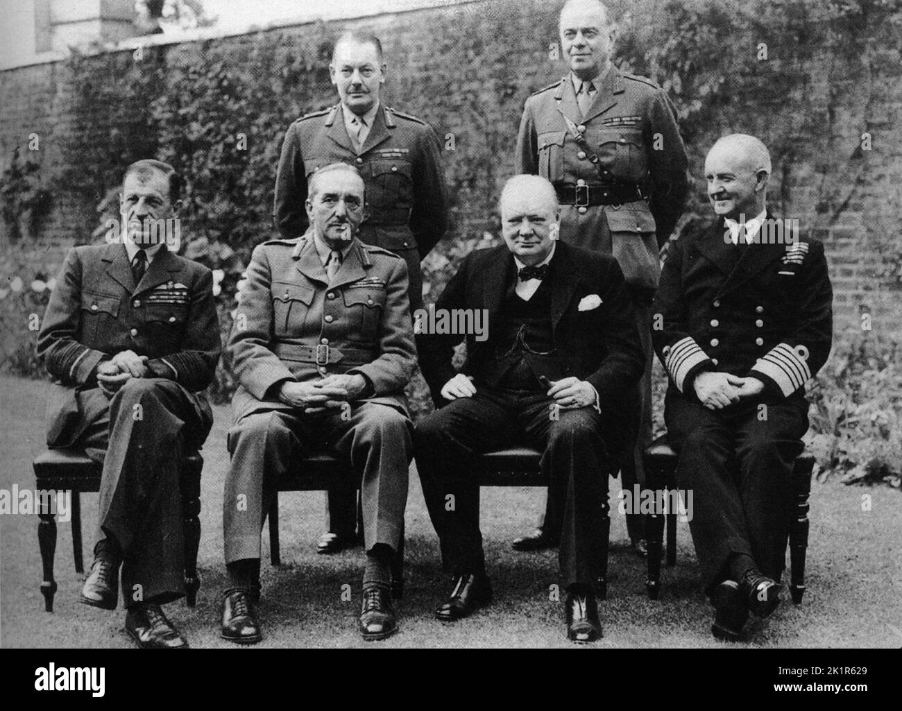Winston Churchill mit seinen Stabschefs 1940. L-R: Portal, Brooke, Hollis, Churchill, Ismay, Cunningham. Stockfoto