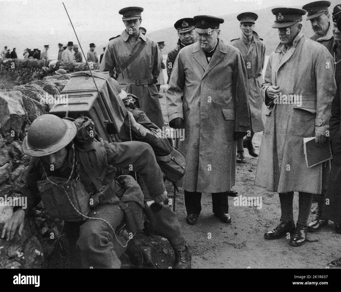 Winston Churchill mit Soldaten, die tragbare Funkpakete verwenden. Schottland. 1941 Stockfoto