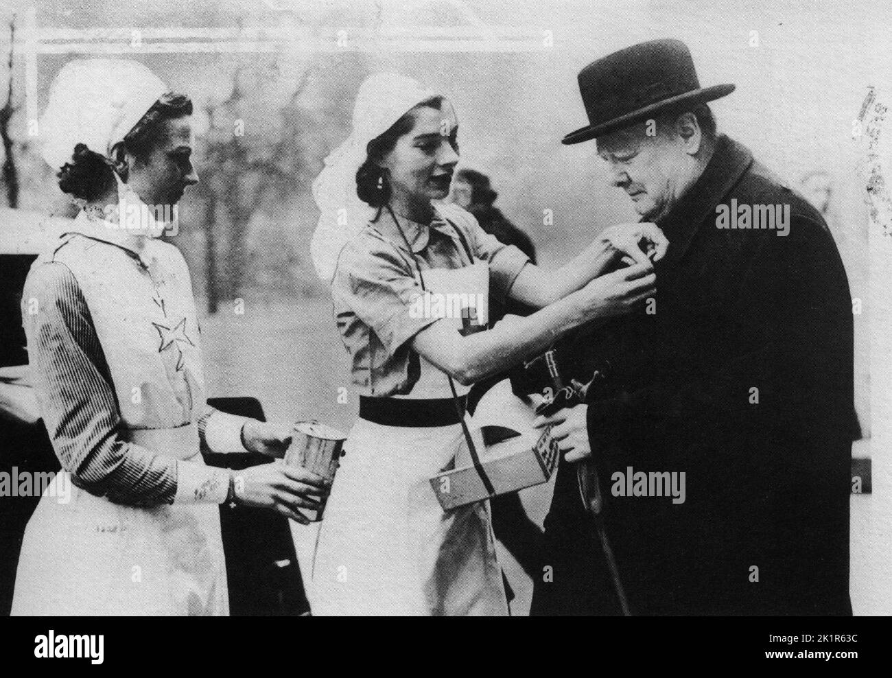 Winston Churchill mit St. John Ambulance und britischen Krankenschwestern des Roten Kreuzes. 1941 Stockfoto