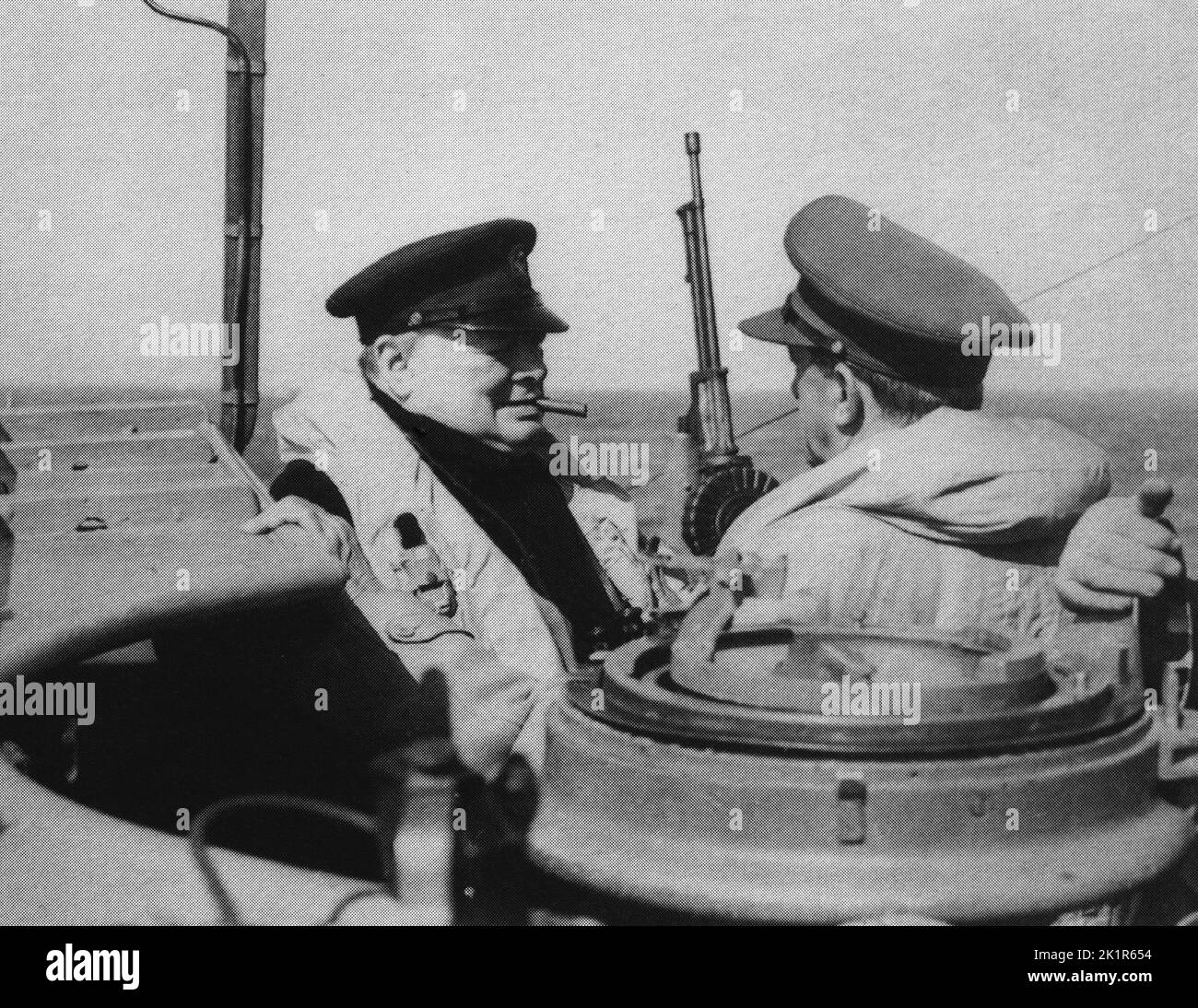 Winston Churchill mit General Alan Brooke an Bord eines Zerstörers, der den Kanal überquert.1944 Stockfoto