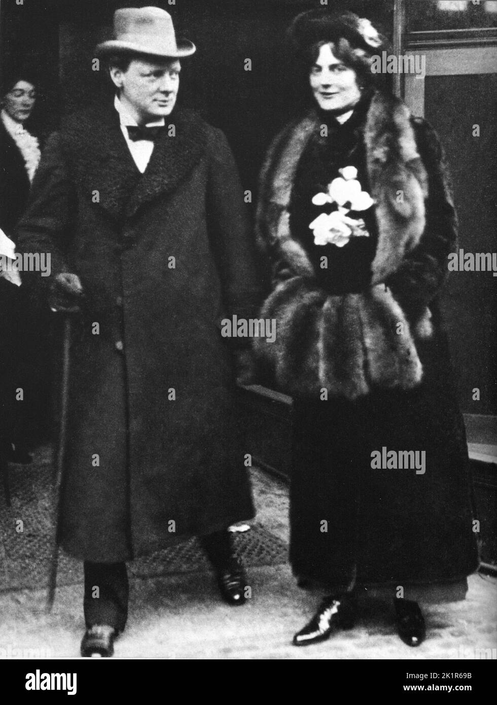 Winston Churchill und seine Frau Clementine besuchen die Whitehall Labor Exchange. Februar 1910 Stockfoto