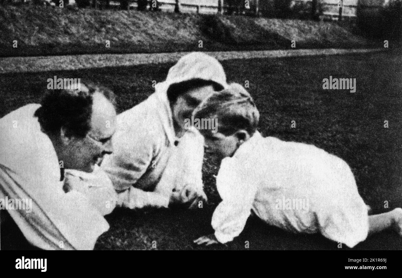 Winston Churchill und Clementine spielen mit ihrem Sohn Randolph. 1912 Stockfoto