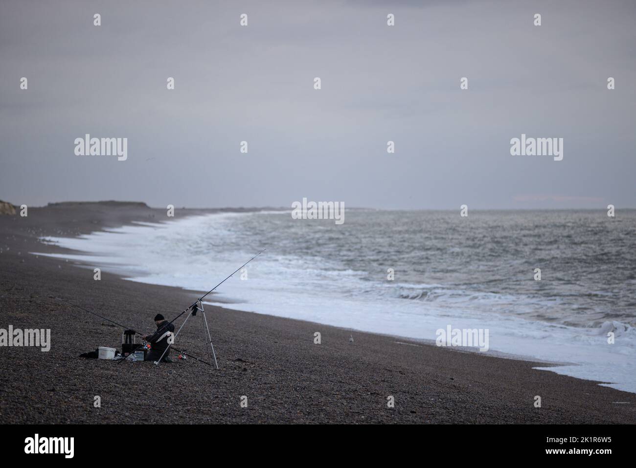 Ein Mann wird gesehen, Angeln auf Weybourne Beach, Norfolk während der Bank Holiday Montag 19. September 2022. Stockfoto