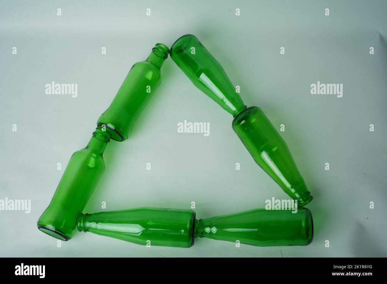 Glasflaschen mit Soda auf weißem Hintergrund Stockfoto