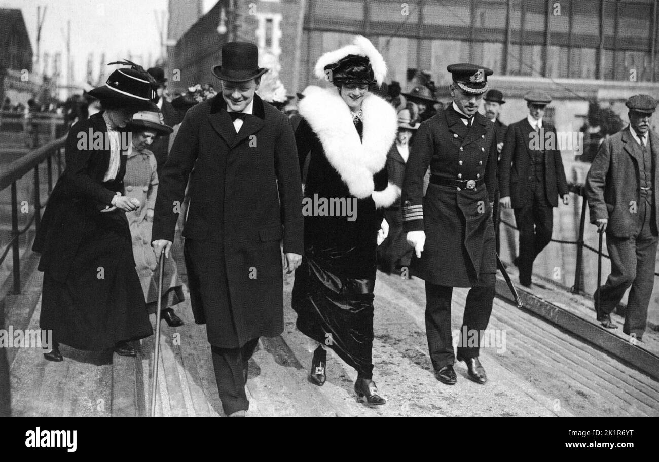 Winston Churchill als erster lord der Admiralität mit seiner Frau Clementine beim Start des Schlachtschiffs „Iron Duke“ in Portsmouth 1912 Stockfoto