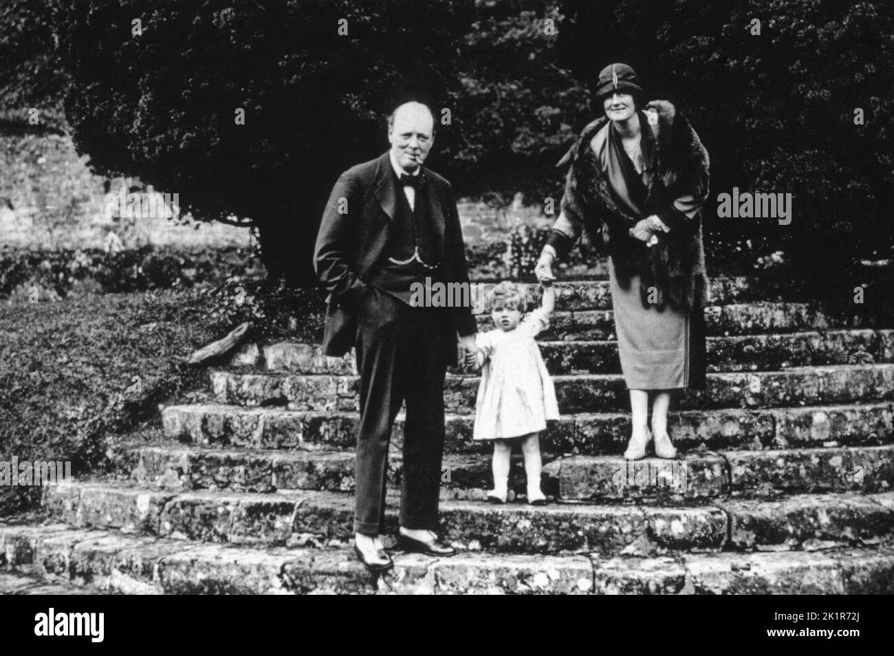 Winston Churchill mit seiner Frau Clementine und ihrer zweijährigen Tochter Mary. Chartwell 1924 Stockfoto