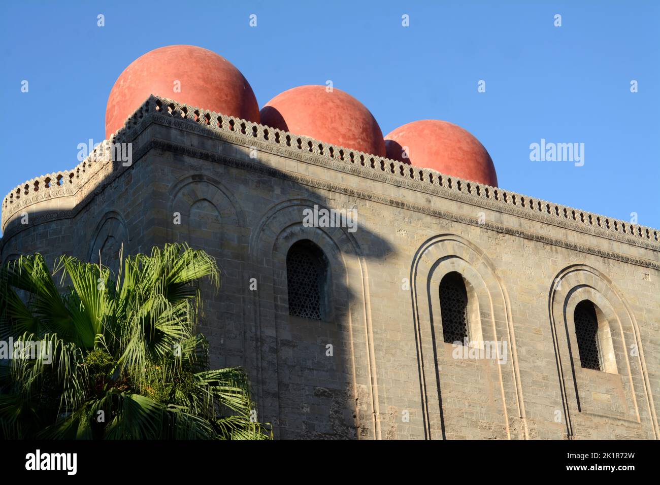 Die roten Kuppeln der Kirche San Cataldo in byzantinischer und arabisch-normannischer Architektur in der Nähe der Martorana auf der Piazza Bellini und der Skyline von Palermo. Stockfoto