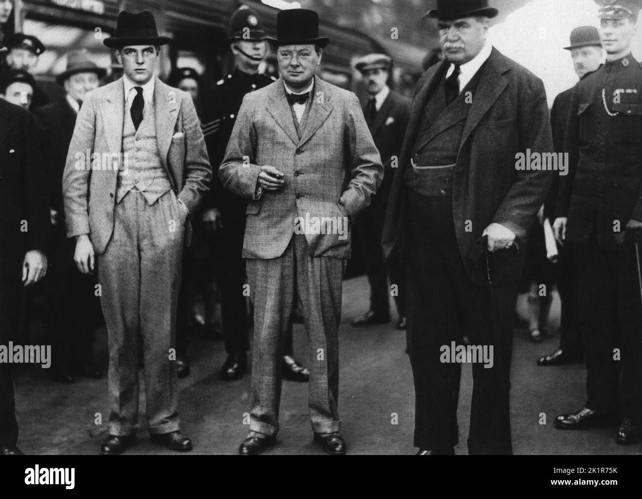 Winston Churchill in Liverpool hat sich für die Parlamentswahlen mit seinem Sohn Randolph und Lord Derby gecantet. 1929 Stockfoto