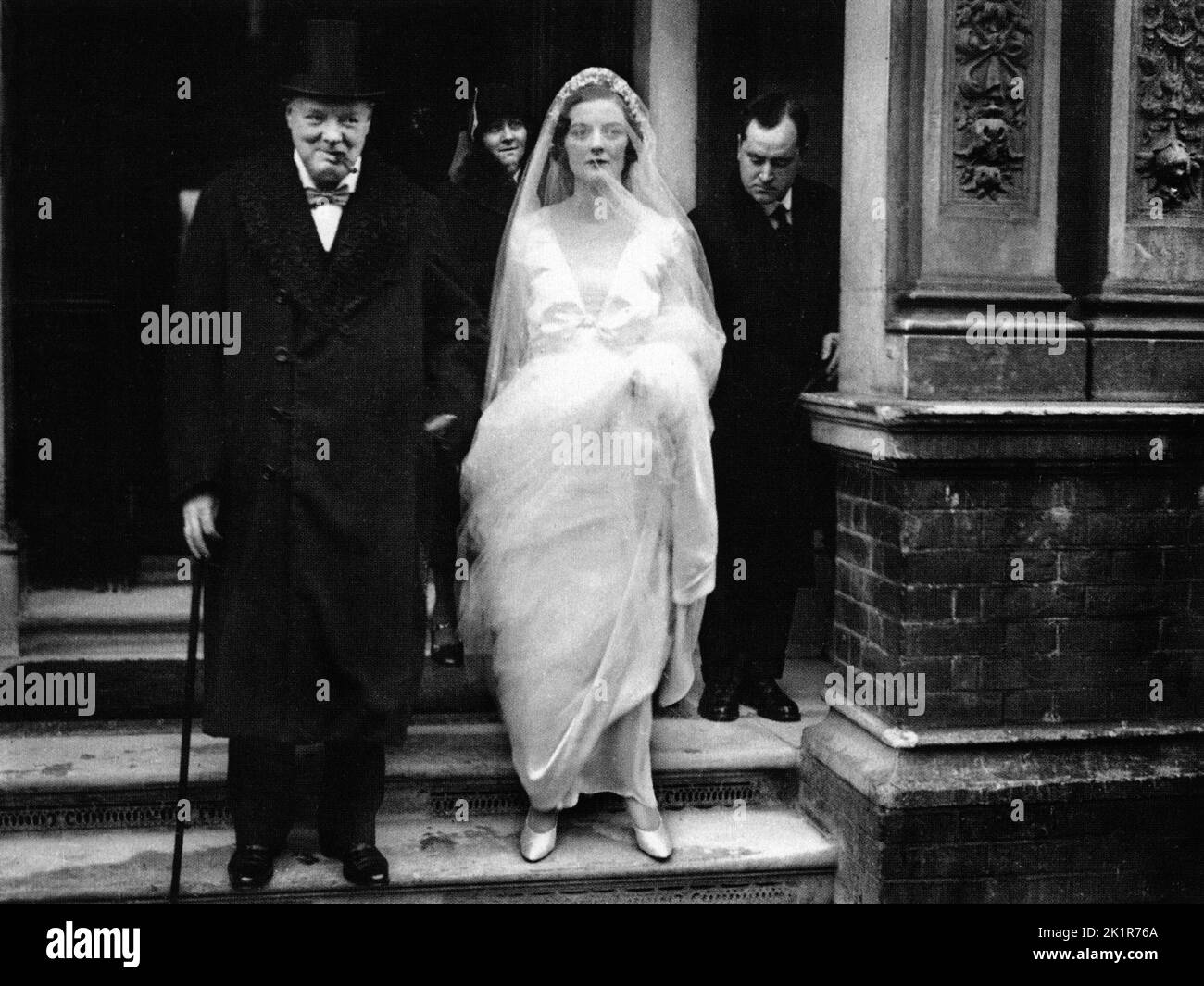 Winston Churchill begleitet seine Tochter Diana bei ihrer Hochzeit mit John Bailey. 1932 Stockfoto