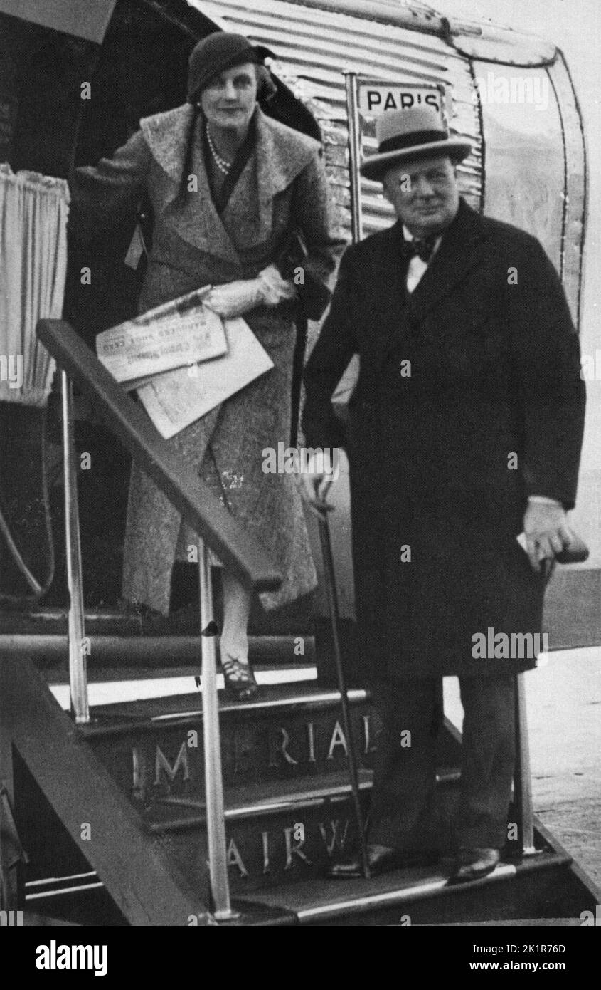 Winston Churchill und Clementine besteigen einen Flug von Imperial Airways nach Paris. Croydon Aerodrome 1934. Stockfoto