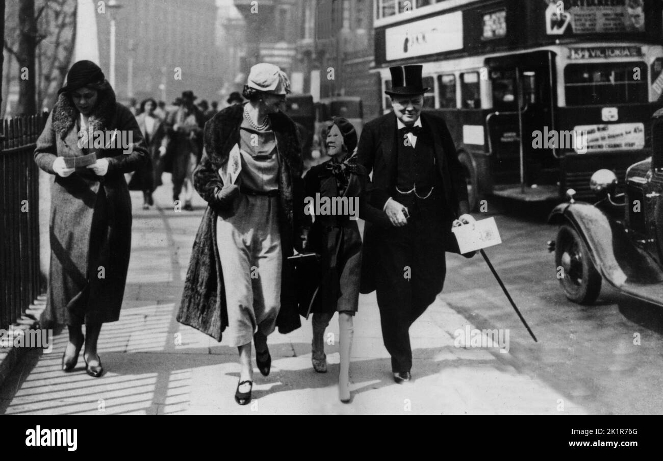 Winston Churchill mit seiner Frau Clementine und Tochter Mary auf dem Weg zu den Siver Jubilee Feiern von König George V. und Königin Mary 1935 Stockfoto
