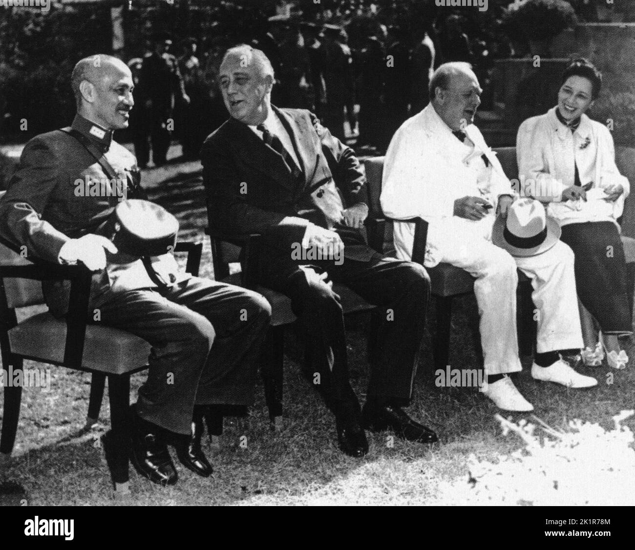 Winston Churchill mit Präsident Roosevelt, General Chiang Kai-shek und Mme. Chiang Kai-shek bei der Konferenz in Kairo. Ägypten November 1943 Stockfoto