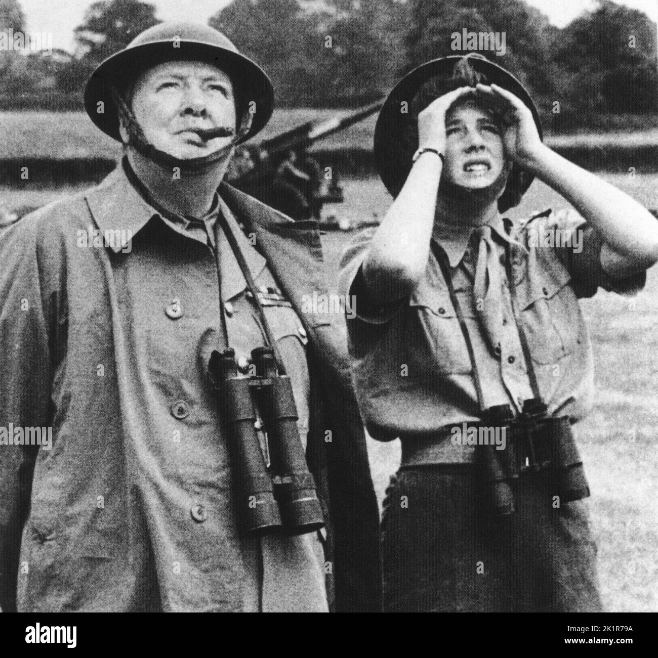 Winston Churchill und seine Tochter Mary beobachten in Kent Luftabwehrmaßnahmen. 1944 Stockfoto