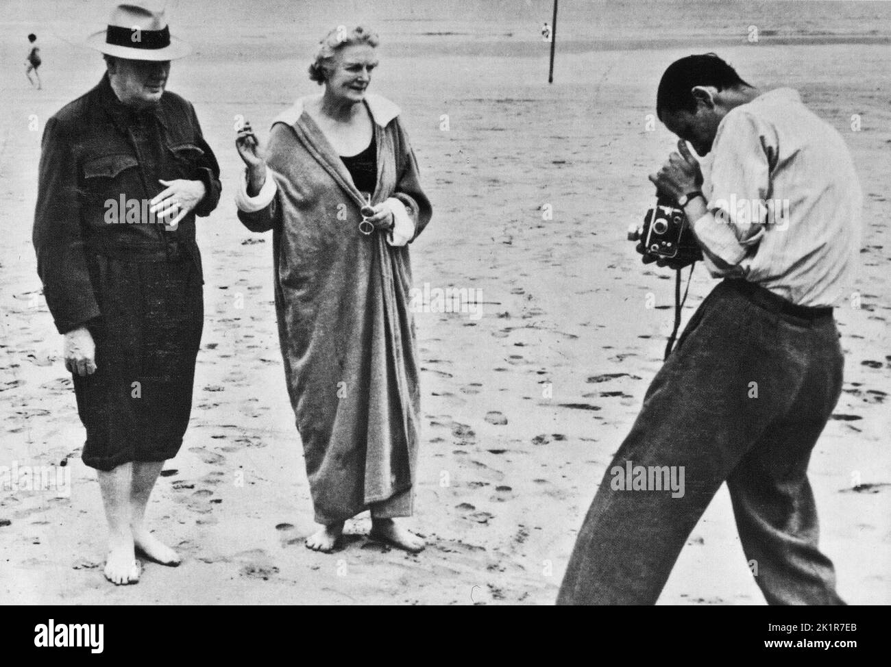 Winston Churchill und seine Frau Clementine genießen den Strand während ihres Urlaubs in Hendaye, Frankreich. Juli 1945. Stockfoto