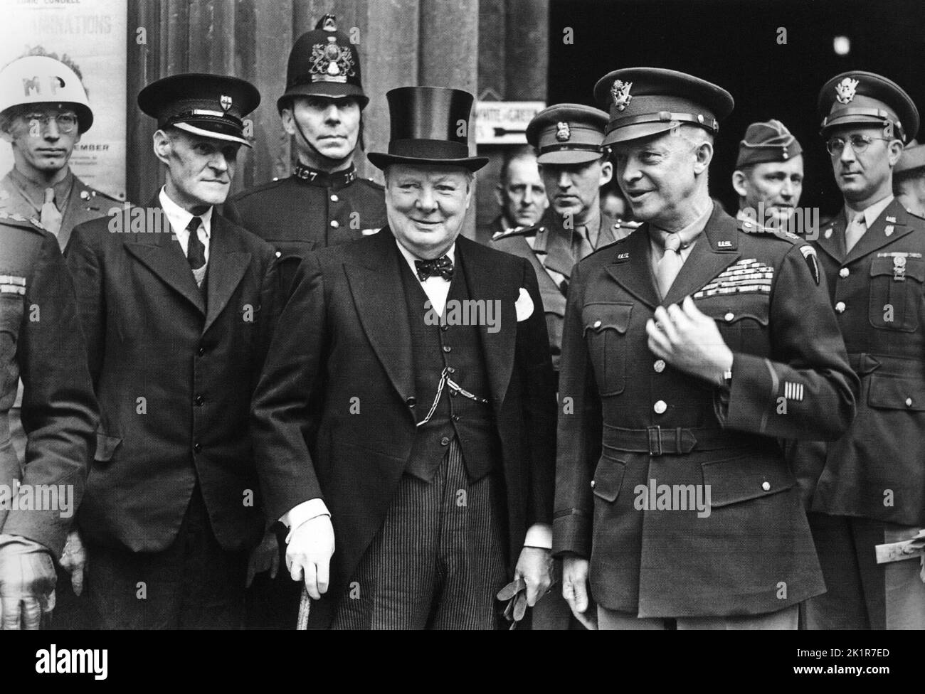 Winston Churchill mit Eisenhower bei einer Zeremonie in der Guildhall, London, wo ihm die Freiheit der City of London verliehen wurde. Juni 1945 Stockfoto