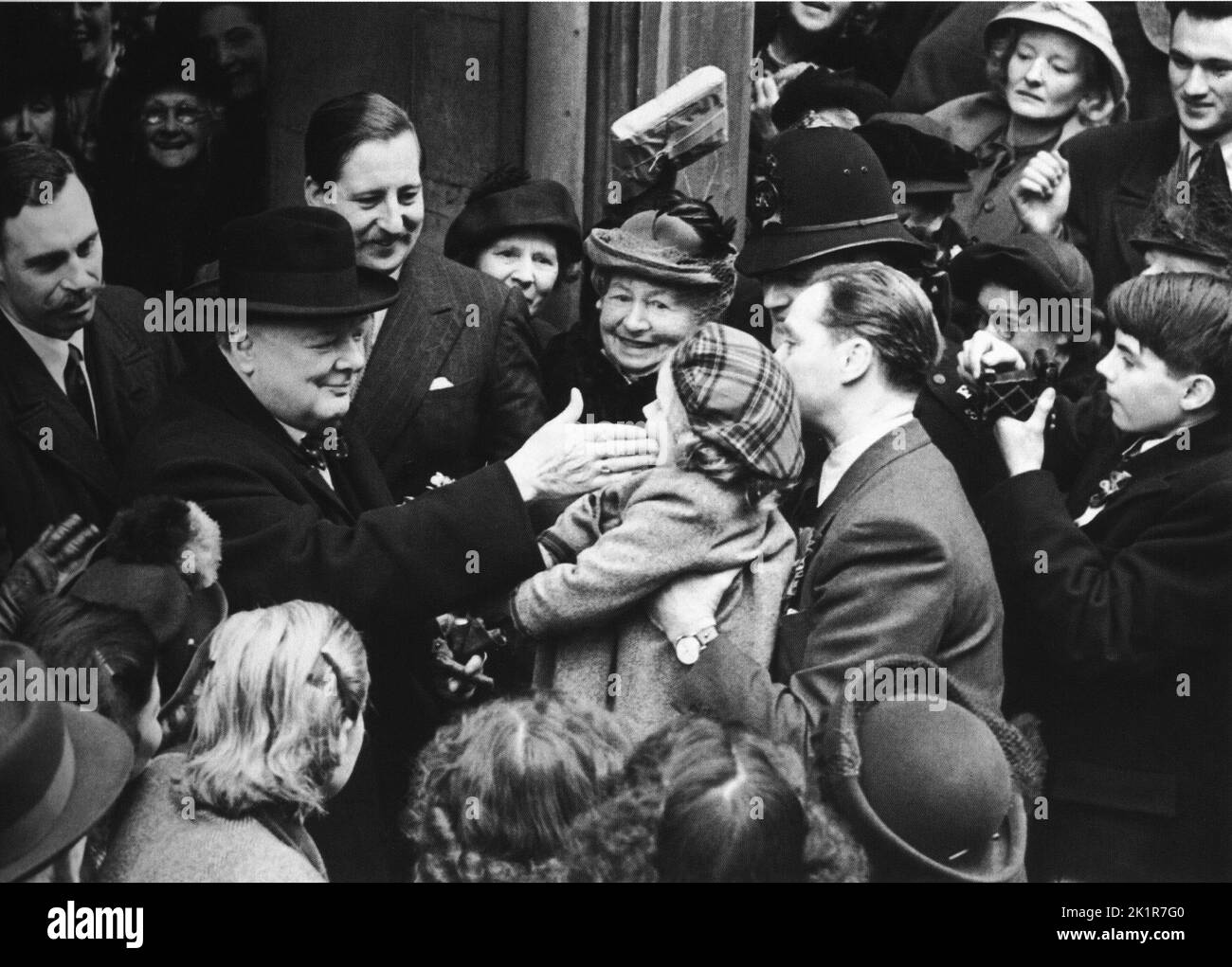 Winston Churchill begrüßt seine Anhänger. Wahltag. Die Parlamentswahlen 1950. Stockfoto