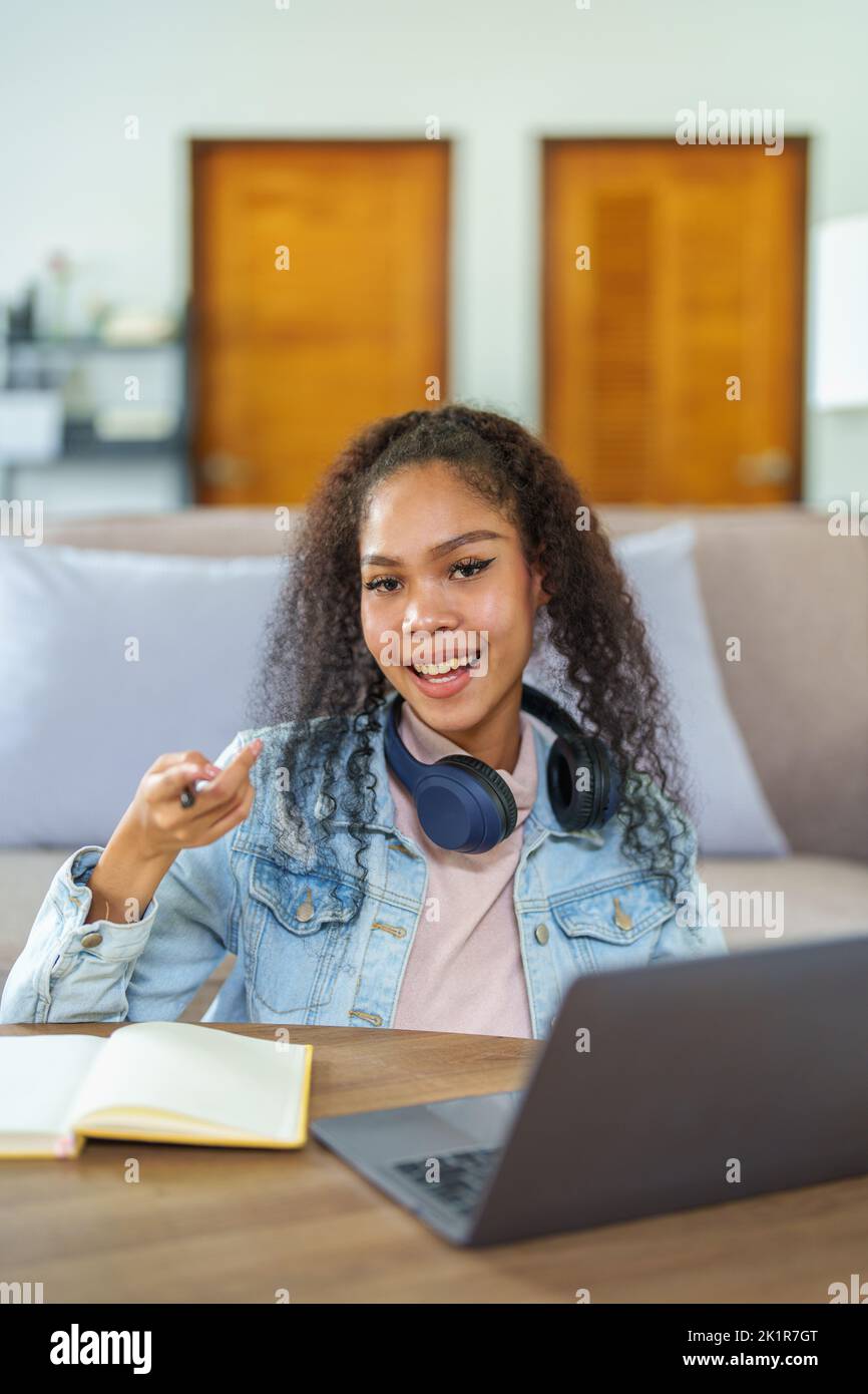 African American mit einem Notebook und Computer online zu Hause zu studieren Stockfoto African American mit einem Notebook und Computer online zu Hause zu studieren Stockfoto