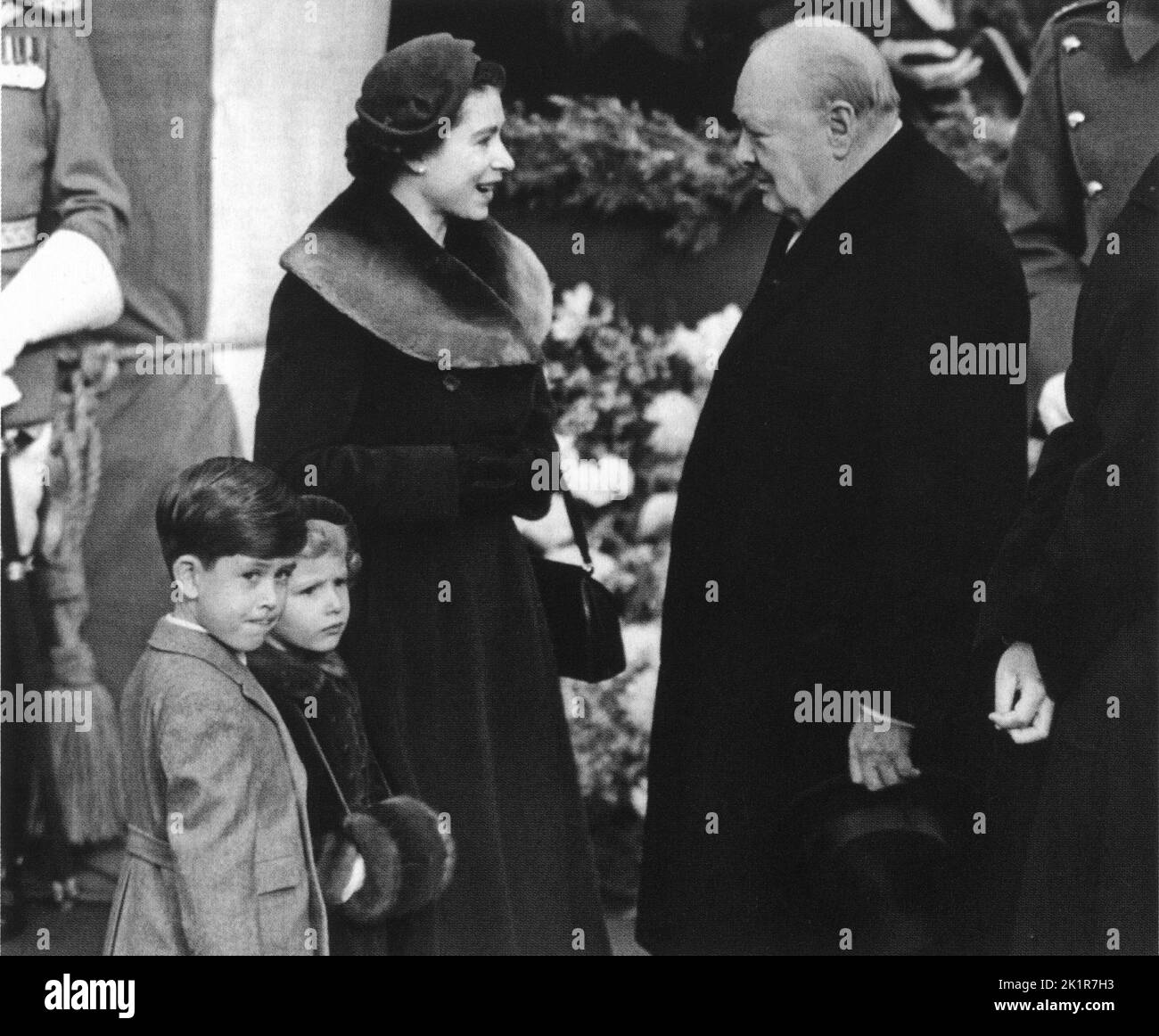 Winston Churchill mit der Königin und ihren Kindern, Prinz Charles und Prinzessin Anne. November 1954 Stockfoto