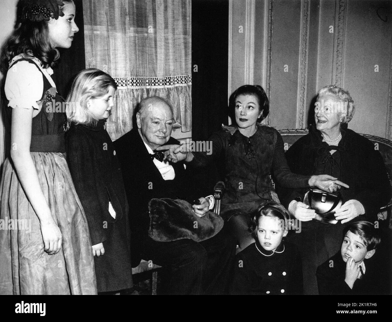 Winston Churchill mit seiner Familie am Scala Theatre, London. 1958 Stockfoto