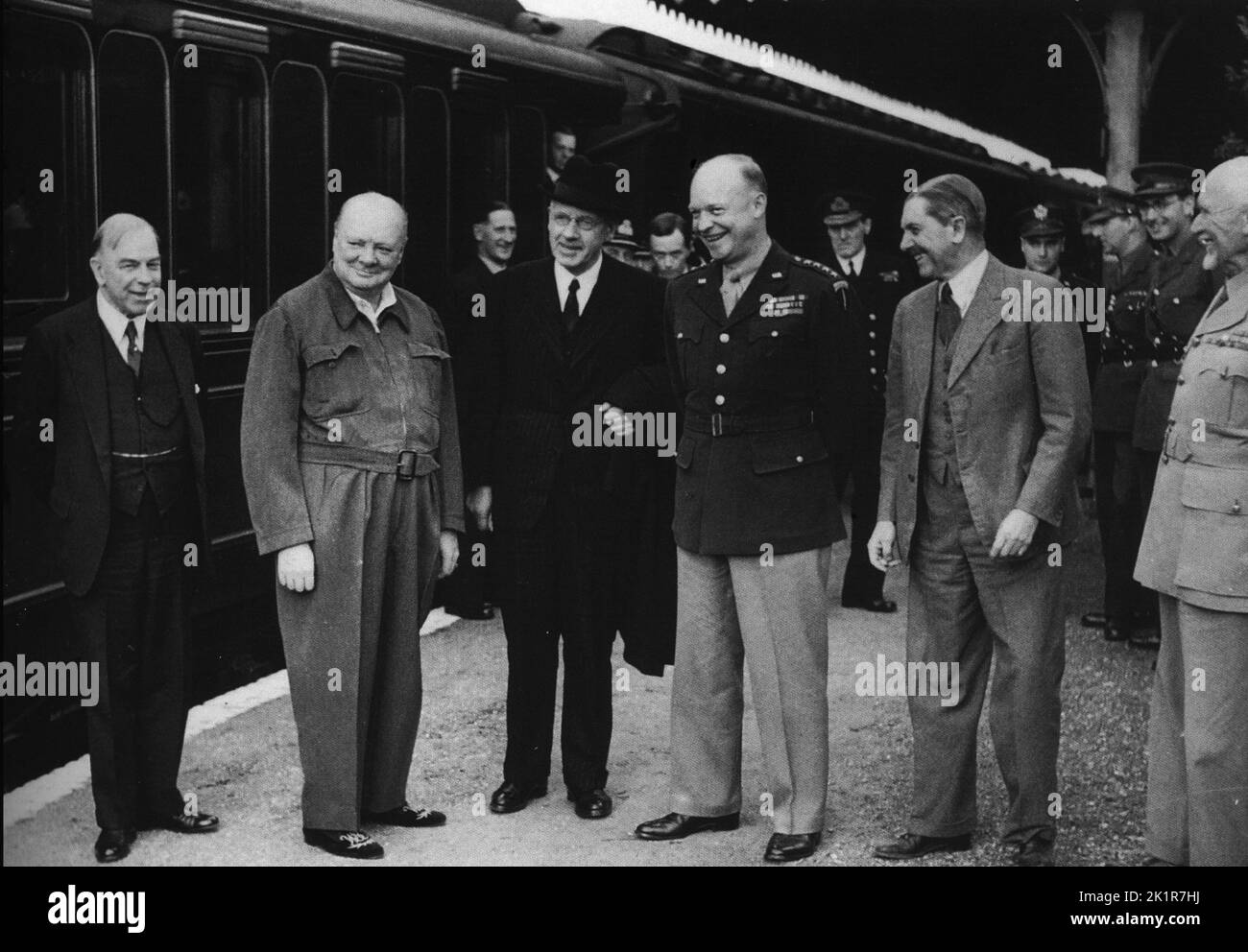 Winston Churchill in Kanada für die Québec-Konferenz. Mit ihm: Mackenzie King, Eisenhower und General Smuts. 1943 Stockfoto